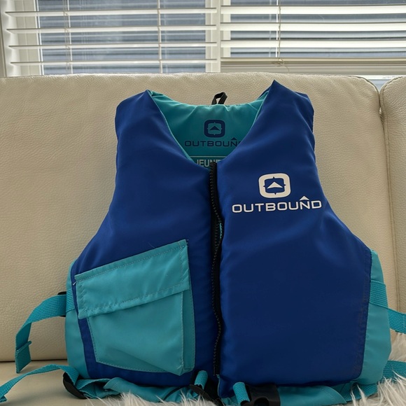 Blue outbound life vest (for 55-88lbs) - Picture 1 of 5